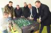 Beim Kickerturnier im neuen Kinderhaus treten zwei kleine Sonderhöfer gegen (von rechts) den Gaukönigshöfer Bürgermeister Johannes Menth und Landrat Thomas Eberth an. Das Spiel verfolgen (hinten von links) Landtagsabgeordneter Björn Jungbauer,  Landtagsabgeordneter Volkmar Halbleib und Sonderhofens Bürgermeister Heribert Neckermann.