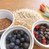 So einfach geht fränkische  Superfrühstück – heimische Zutaten für ein Müsli mit Leinsamen, Heidelbeeren und Johannisbeeren
