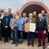 Vorstand und Beirat des Historischen Vereins im Innenhof des Franck-Hauses (von links): Thomas Stamm, Armin Hospes, Josef Laudenbacher, Gertrud Nöth, Holger Seidel, Rolf Ruckstetter, Dr. Leonhard Scherg, Bärbel Gillmann-Bils, Michael Pulverich, neues Ehrenmitglied Horst Bröstler, Christian Menig, Wolfram Blasch, Mäx Tauberschmitt, Christian Knittel und Johannes Väth.