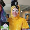 Mee-Jungfrau Gemünda (Mareen Kasper) und Mee-Fischle Gemo (Alexandra Reichel) mit dem zweiten Buch von Kasper über die Mee-Jungfrau und ihre Abenteuer.