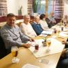 Überschaubar war die Zuhörerkulisse bei der JHV der Siedlergemeinschaft im Gasthaus Straub. Bürgermeister Machnow (links) lobte die Mitwirkung der Siedler beim Ferienspaßprogramm. Überschaubar war die Zuhörerkulisse bei der JHV der Siedlergemeinschaft im Gasthaus Straub. Bürgermeister Machnow (links) lobte die Mitwirkung der Siedler beim Ferienspaßprogramm.