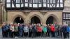 Die BSW Reisegruppe am Eingang vom Wahrzeichen von Alsfeld - dem "Historischen Rathaus".