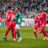 Jetzt aber liegt der Ball im Tor und die Kickers gehen verdient in Führung! Nach einem schnellen Angriff bedient Montcheu den eingelaufenen Sané und dieser trifft trocken zum 1:0 für die Würzburger Kickers. 3:0 gegen den FC Schweinfurt 05 ! Würzburger. Kickers feiern am Freitag Abend in der AKON Arena einen ungefährdeten Derbysieg.