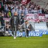 Trainer Marc Reitmaier verfolgt das Spielgeschehen. 3:0 gegen den FC Schweinfurt 05 ! Würzburger. Kickers feiern am Freitag Abend in der AKON Arena einen ungefährdeten Derbysieg.