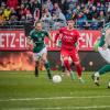 Am Ball, Ivan Franjic (17) von den Würzburger Kickers. 3:0 gegen den FC Schweinfurt 05 ! Würzburger. Kickers feiern am Freitag Abend in der AKON Arena einen ungefährdeten Derbysieg.