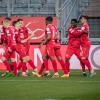 Und die Ecke von Franjic bringt das 2:0! Der Ex-Schweinfurter Kraus steigt in der Mitte hoch und setzt sich gegen Stephan durch. Der Schweinfurter Schlussmann verlässt die Linie und will den Ball mit beiden Fäusten klären, kommt dann aber beim Kopfball von Kraus deutlich zu spät. So schlägt der Ball im leeren Schweinfurter Tor ein. 3:0 gegen den FC Schweinfurt 05 ! Würzburger. Kickers feiern am Freitag Abend in der AKON Arena einen ungefährdeten Derbysieg.