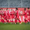 Und die Ecke von Franjic bringt das 2:0! Der Ex-Schweinfurter Kraus steigt in der Mitte hoch und setzt sich gegen Stephan durch. Der Schweinfurter Schlussmann verlässt die Linie und will den Ball mit beiden Fäusten klären, kommt dann aber beim Kopfball von Kraus deutlich zu spät. So schlägt der Ball im leeren Schweinfurter Tor ein. 3:0 gegen den FC Schweinfurt 05 ! Würzburger. Kickers feiern am Freitag Abend in der AKON Arena einen ungefährdeten Derbysieg.