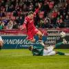 Pascal Moll (36) von den Würzburger Kickers  im Ballduell mit Dominik N´gatie (14) vom FC Schweinfurt 05. 3:0 gegen den FC Schweinfurt 05 ! Würzburger. Kickers feiern am Freitag Abend in der AKON Arena einen ungefährdeten Derbysieg.