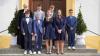 Die Konfirmandinnen und Konfirmanden  Jakob Jäger, Henri Sperlich, Emma Schmidt, Hanna Düll,  Elias Kiesel, Emilia Poser und Santino Lenhart mit Pfarrer Paul Häberlein.