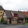 Das alte Kühlhaus und das Hubmanngebäude rechts daneben werden dem Neubau des Feuerwehrhauses weichen. Die Zuschüsse für die Dorferneuerung sind bewilligt worden. Das alte Kühlhaus und das Hubmanngebäude rechts daneben werden dem Neubau des Feuerwehrhauses weichen. Die Zuschüsse für die Dorferneuerung sind bewilligt worden.
