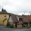 Der Ortskern von Michelau wird sich verändern: Links die alte Schule, daneben die Kirche, im Vordergrund das alte Kühlhaus und rechts das Hubmanngebäude. Die beiden letzteren werden abgerissen, dort entsteht das neue Feuerwehrhaus.