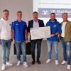 Als Beitrag zur Generalsanierung des Sportheims der DJK Rieden spendete die Raiffeisenbank Estenfeld-Bergtheim dem örtlichen Sportverein 5000 Euro. Von links: Matthias Schemmel, Klaus Keller, Bankvorstand Franz-Josef Hartlieb, Angelo Schraud und Oliver Rumpel.