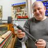 Klavierstimmer Christian Tischler aus Trennfeld zeigt das Werkzeug, mit dem er am häufigsten arbeitet: einen Stimmhammer, der genutzt wird, um an den Stimmwirbeln zu drehen, um die die Saiten gewickelt sind. So wird die Spannung der Saiten reguliert.
