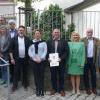 Die helfenden Hände der drei prämierten Gruppen mit Landrätin Tamara Bischof und Umweltreferent Klaus Sanzenbacher.