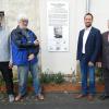 Vor 250 Jahren bekam Zeuzleben das Marktrecht verliehen. Zu diesem Anlass enthüllten Robert Schmitt (von links), der Vorsitzende der Vereinsgemeinschaft Erich Eichelmann, Wernecks Bürgermeister Sebastian Hauck, Altbürgermeister Paul Heuler sowie Marktgemeinderat Christian Drescher eine historische Gedenktafel.