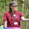 Bei Naturparkführerin Monja Hofmann erkundeten die Kinder ihre Sinne. Die Ehrenamtliche betreute eine von sechs Stationen auf der vom Naturpark Spessart organisierten Wald-Rallye.