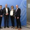 Offizielle Übergabe des Förderbescheids im Bundesministerium für Wirtschaft und Klimaschutz (von links): Fabian Pause, Stefan Wenzel, Melanie Bauer und Thorsten Müller.