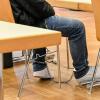 In Fußfesseln vor Gericht: Angeführt von einem 25-jährigen Fußballer und Hip-Hop-Musiker soll eine Dealerbande in Würzburg brutale Folterungen begangen haben. Am Mittwoch sagten Opfer aus.