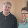 Auf dem Bild: Pfarrer Günter Höfler und die Jubilarin Alexandra Bernstein.