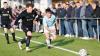 Max Endres (links) von der SpVgg Giebelstadt und Daniel Kechel vom FC Hopferstadt liefern sich ein Laufduell an der Seitenlinie. Im Kreisliga-Nachholspiel zwischen Hopferstadt und Giebelstadt gab es vor 350 Zuschauerinnen und Zuschauern keinen Sieger.
