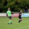Es sieht fast nach einem abgewehrten Ball aus, doch tropft der Ball vom Zeiler Lukas Hager (Mitte, links daneben Andreas Bruchman) trotz Robert Nagys Abwehrversuch noch ins Netz der SG Stettfeld/Steinbach.