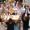 Die Kinder beten das "Vater unser" mit Gesten.
