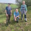 Nach einer Pflegemaßnahme blühen bei Sulzdorf an der Lederhecke wieder Dutzende Exemplare des Schmalblättrigen Lungenkrauts (von links): Manoel Fick (Untere Naturschutzbehörde), Biologe Otto Elsner und Otto Ortlauf (Fachkraft für Naturschutz und Landschaftspflege). Nach einer Pflegemaßnahme blühen bei Sulzdorf an der Lederhecke wieder Dutzende Exemplare des Schmalblättrigen Lungenkrauts (von links): Manoel Fick (Untere Naturschutzbehörde), Biologe Otto Elsner und Otto Ortlauf (Fachkraft für Naturschutz und Landschaftspflege).