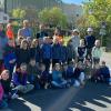 Das Foto zeigt von links: Die Klassen 2a und 2b aus der Grundschule Theilheim mit Judith Zeplin, Maria Bethge, Alexander Kutscher, Eva von Vietinghoff-Scheel, Julie Guckel, Barbara Weigl und Maximilian Schober.