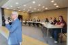 Elf Facheute saßen auf dem Podium im BBZ, um über die Zukunft der Heilerziehungspflege zu diskutieren. Christian Zintl (stehend) moderierte die Veranstaltung.