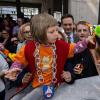  Richtfest und Grundsteinlegung für die neue Grafenrheinfelder Kita: In die Zeitkapsel im Grundstein kommen auch zwei Plüschfiguren, die die beiden Kindergärten symbolisieren, die in das neue Haus einziehen werden. Zwei Kinder in der Rolle als Bürgermeisterin und als Bauarbeiter sind mit Eifer bei der Sache. Im Hintergrund Carmen Kuhn, Koordinatorin des Neubaus, MdL Martina Gießübel, Landrat Florian Töpper, Architekt Jürgen Hauck und Bürgermeister Christian Keller.  