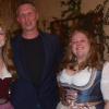 Weinbauvereinsvorsitzender Robert Kistner dankte Franka Weth (rechts) für ihr Engagement und freut sich nun auf die Zusammenarbeit mit der neuen Weinprinzessin Amelie Supp.