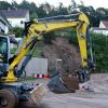 Dieser Hang rutschte im August infolge von Starkregen vom Koppeweg über den Altvaterweg in den Linderbachweg. Ein Bagger war damals im Einsatz. Die Folgeschäden werden in den nächsten Jahren den Haushalt der Gemeinde stark belasten.