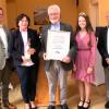 Walter Fuhrmann (Mitte) erhält in diesem Jahr den Ehrenamtspreis der Gemeinde Rödelsee. Das Bild zeigt (von links) Bürgermeister Burkhard Klein, Bärbel Fuhrmann, Weinprinzessin Johanna Kraft und Bürgermeister-Stellvertreter Bernd Lussert.