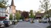 Mitten auf dem Platz vor dem Greßthaler Rathaus, auf Höhe des Transparents am Bauzaun, ist der Standort der gelben Poststation vorgesehen.