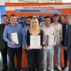 Die Innungsbesten der Metall-Innung Mainfranken Mitte umrahmt von den Gratulanten: Alexander Koller (Vorsitzender des Gesellenprüfungsausschusses Konstruktionstechnik, links), Obermeister Detlef Lurz (Zweiter von rechts), Edwin Gernert (Vorsitzender des Gesellenprüfungsausschusses Feinwerkmechanik, rechts).