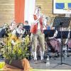(sg)   Das Frühlingskonzert des Musikvereins Eschenbachtal Eckartshausen-Rundelshausen und des Musikvereins Vasbühl hat sich inzwischen zu einer festen Einrichtung entwickelt. In diesem Jahr wurde das Konzert erstmals im Rahmen des Wernecker Kulturfrühlings veranstaltet. Den ersten Teil des Konzerts eröffnete der Musikverein Vasbühl unter der Leitung von Harald Pelz mit dem „Mars der Medici“. Darauf folgten Stückewie „I will follow him“, „Steeephans Polka“, „John Williams: Movie Adventures“, „One Moment in time“. Im Anschluss daran zeigten die Nachwuchsmusiker der beiden Vereine unter Leitung von Monika Brätz ihr Können. Nach der Pause verlieh  Bezirksvorsitzender Peter Geb Klaus Brätz, dem Vorsitzenden des MV Eschenbachtal, die Ehrennadel des NBMB  für seine 20-jährige Tätigkeit als Vorstand. Dem MV Eschenbachtal unter der Leitung von Armin Katzenberger gelang  ein schwungvoller Start mit dem „Florentiner-Marsch“. Danach  brillierte Julian Pfister mit  seiner Trompete bei der Interpretation des Stücks „Der Karneval von Venedig“. Gemeinsam ließen die beiden Vereine den Abend mit der Polka „Böhmischer Traum“ ausklingen.