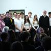 Die Schülerinnen und Schüler des P-Seminars „Abiturwein“ mit ihrem Lehrer Klaus Perneker (Bildmitte) wurden bei einer Feierstunde am Riemenschneider-Gymnasium mit dem unterfränkischen P-Seminarpreis 2024 des Bayerischen Kultusministeriums ausgezeichnet. 