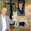 Die Wildkatze im  Blick: Diplom-Biologin Ulrike Geise koordiniert im Bund Naturschutz (BN) das Projekt Wildkatze. Sie hatte bei ihrem Vortrag in Bergtheim ein präpariertes Modell dabei. Die Raubkatzen soll in ihrem Ursprungsgebiet wieder angesiedelt werden. Es ist das größte aktuelle Naturschutzprojekt Mitteleuropas. Tierarzt Dr. Christoph Schäuble (links) unterstützt das Engagement Geises.