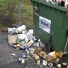 Am Niederwerrner Ostring stapelt sich der Müll im und neben dem Container.