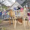 Mittendrin statt nur dabei: Auch die Kindergartenleiterinnen Christiane Kaden (auf dem Balkon) und Anna-Lena Enzmann rechts am Klettergerüst hatten auf und im Spielhaus viel Spaß.