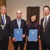 Carus-Preis für herausragende Forschungsarbeit: Prof. Jörg Hacker (Präsident der Akademie Leopoldina), die Preisträger Prof. Moritz Kerz und Prof. Liqiu Meng, OB Sebastian Remelé (von links).
