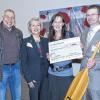 (maw)   Eine Spende von 1500 Euro aus dem Erlös des Rotarian Rowdy River Raft Race hat Christine Seuffert-Erhard, Schulleiterin der Schonunger Realschule, im Rahmen der Zertifizierung zweier LTTA-Künstler (Learning Trough The Arts) in der Kunsthalle entgegengenommen. Mit diesem Geld kann nun eine Klasse am LTTA–Programm teilnehmen. Im Bild von links: Harald Pitter, Rektor der Realschule Gerolzhofen, Christine Seuffert-Erhard, Petra Weingart, Programmleiterin LTTA, Martin Eichhorn, Präsident des Rotary Clubs Schweinfurt Peterstirn. Zertifiziert wurden Dominik Blank, Tanz, und Ines Schwerd, bildende Kunst.