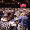 Zahlreiche Menschen besuchen am Sonntag 18.02.24 den Fashion Flohmarkt in der Posthalle in Würzburg.