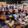 Zahlreiche Menschen besuchen am Sonntag 18.02.24 den Fashion Flohmarkt in der Posthalle in Würzburg.