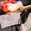 Zahlreiche Menschen besuchen am Sonntag 18.02.24 den Fashion Flohmarkt in der Posthalle in Würzburg.