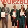 Auszeichungen und Ehrungen durch den Schützengau Würzburg und den Bayerischen Sportschützenbund e.V. (von links): Böllerreferentin Leni Amrhein, der Präsident des Schützengau Würzburg, Axel Höfler, Andreas Steiger (KKSV Höllrich), Helmut Weis (1. Böllerschützen Julius Echter), Kristin Braun (SG Fortuna Röttingen), Erster Bezirksschützenmeister Mathias Dörrie und der stellvertretende Präsident des Schützengaus Würzburg. Klaus Schöll.