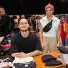 Zahlreiche Menschen besuchen am Sonntag 18.02.24 den Fashion Flohmarkt in der Posthalle in Würzburg.