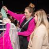 Zahlreiche Menschen besuchen am Sonntag 18.02.24 den Fashion Flohmarkt in der Posthalle in Würzburg.