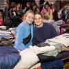 Zahlreiche Menschen besuchen am Sonntag 18.02.24 den Fashion Flohmarkt in der Posthalle in Würzburg.