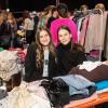 Zahlreiche Menschen besuchen am Sonntag 18.02.24 den Fashion Flohmarkt in der Posthalle in Würzburg.